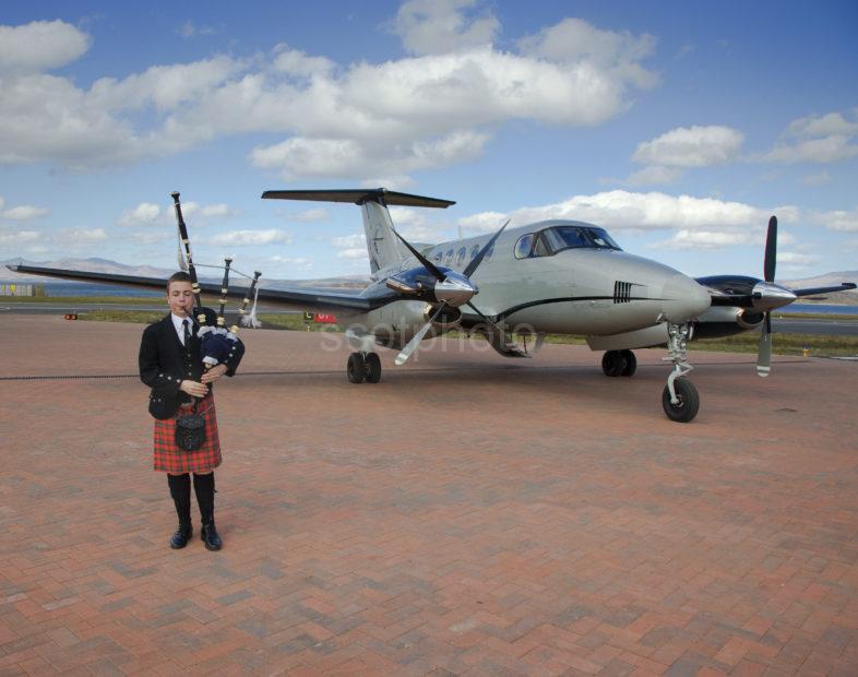 0I5D8512 Beach King Air With Piper At Oban Airport Argyll