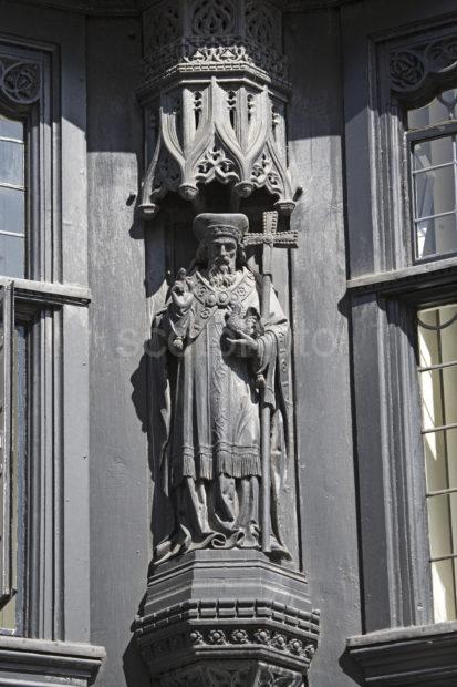 WY3Q4949 Carvings On Tudor Building Chester