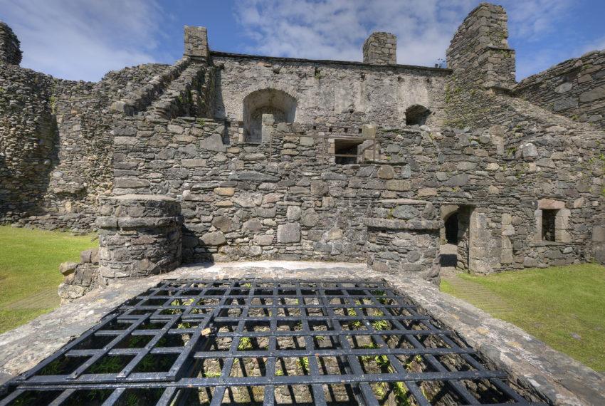 DSC 8659 ACROSS WELL TO RUINS IN DUNSTAFFNAGE CASTLE