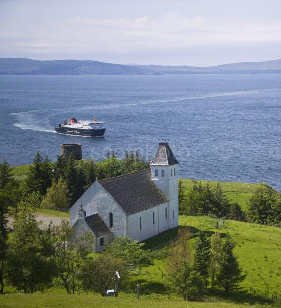 Y3Q4448 Hebrides Arrives At Uig As It Passes The Church On The Hill Skye