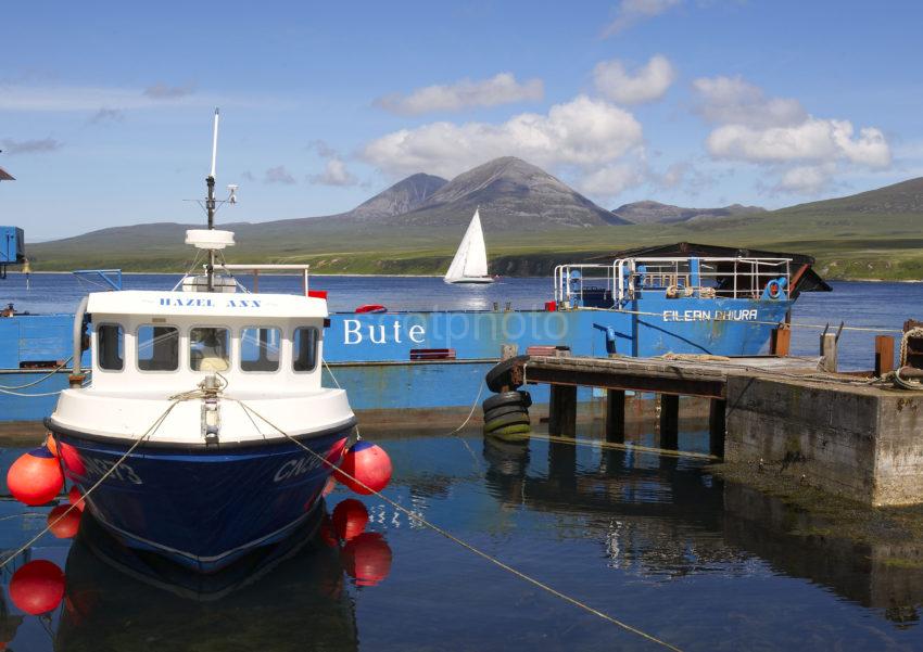 YACHT SAILS PAST PORT ASKCAIG ISLAY