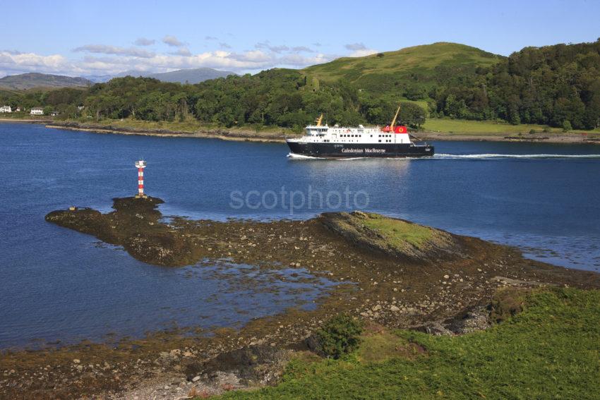 I5D2871 MV Finlaggan Passes Dunollie Castle And Red Lady