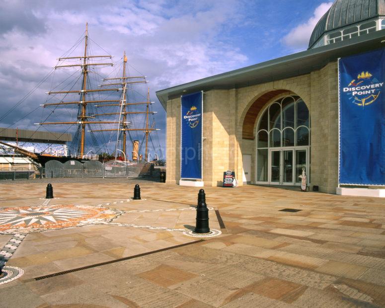 The Discovery Centre With Scotts Ship In View City Of Dundee