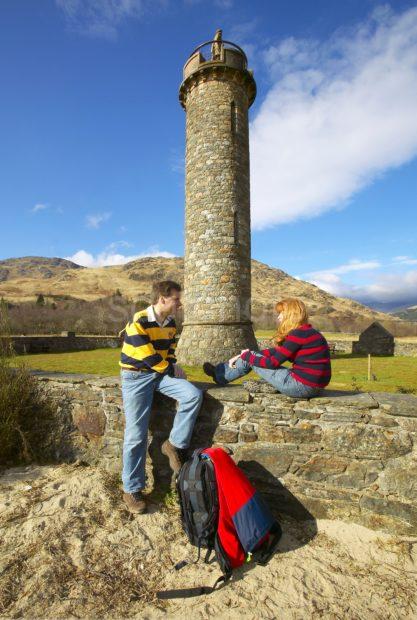 50mb 9413 Couple Relax At Glenfinnan Monument Lochaber