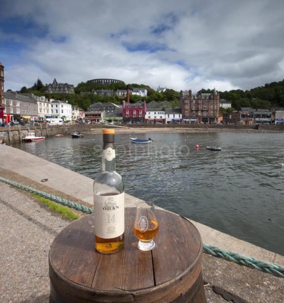 I5D1561 Oban Whisky North Pier Oban