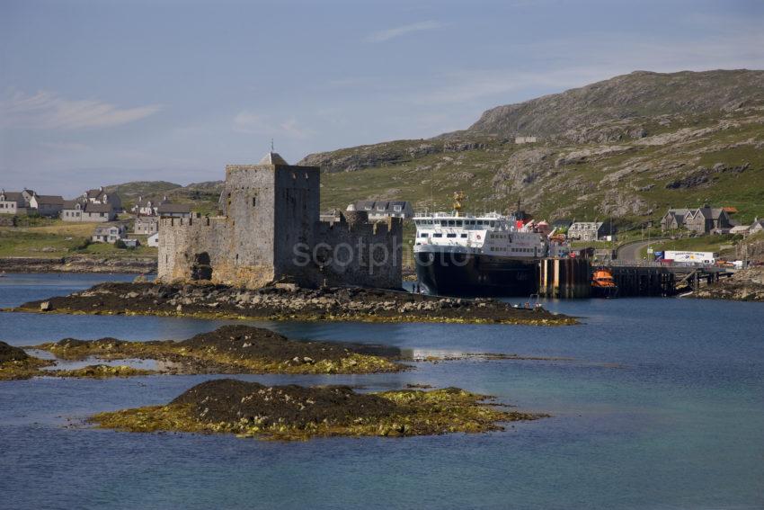 I5D0045 Unusual Pic Of Kisimul Castle And Clansman Barra