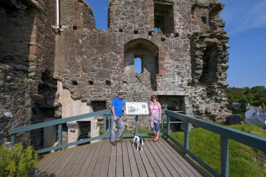 DSC 0403 TOURIST AT THE RUINS OF TARBERT CASTLE LOCH FYNE