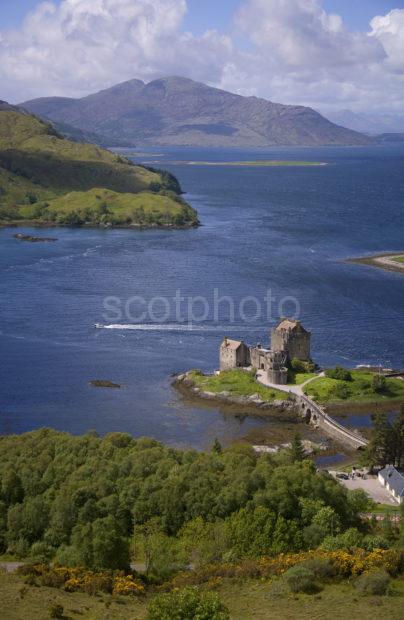 Y3Q0022 Portrait View Of Eilean Donan With Speedboat