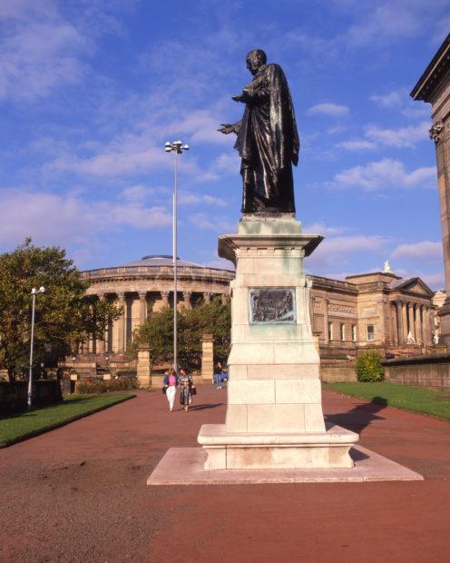 Liverpool Statue Nr Museums