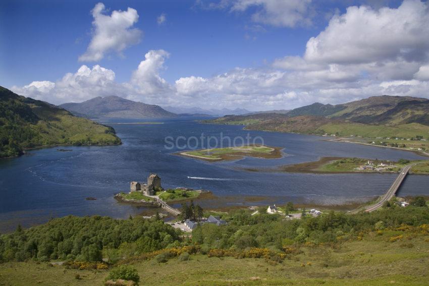 Y3Q0019 Eilean Donan Castle Wide Angle