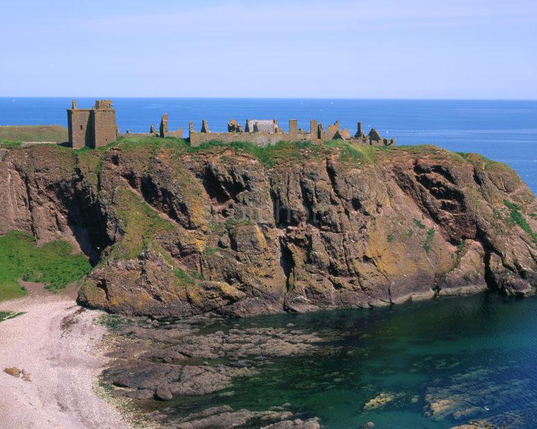 Dunnottar Castle And Cliffs By Stonehaven