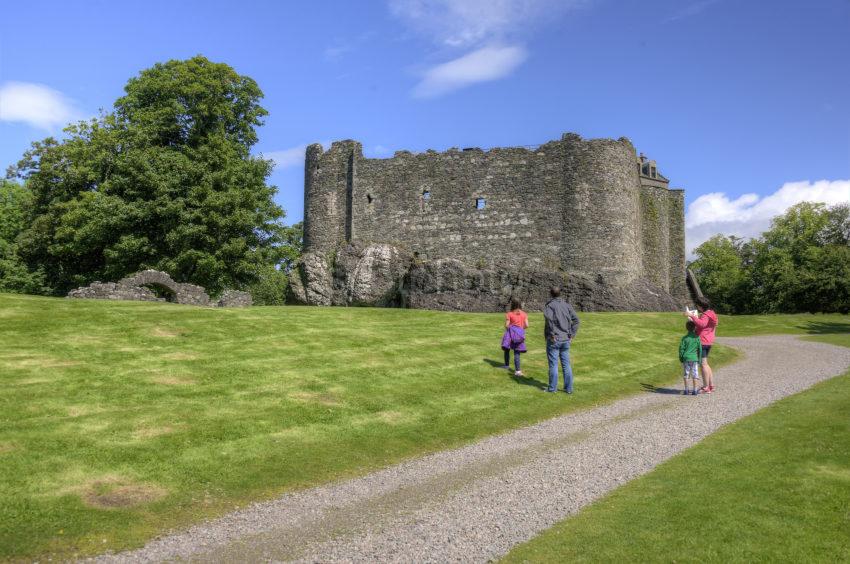 DSC 8602 VISITORS FROM ABERDEEN AT DUNSTAFFNAGE CASTLE