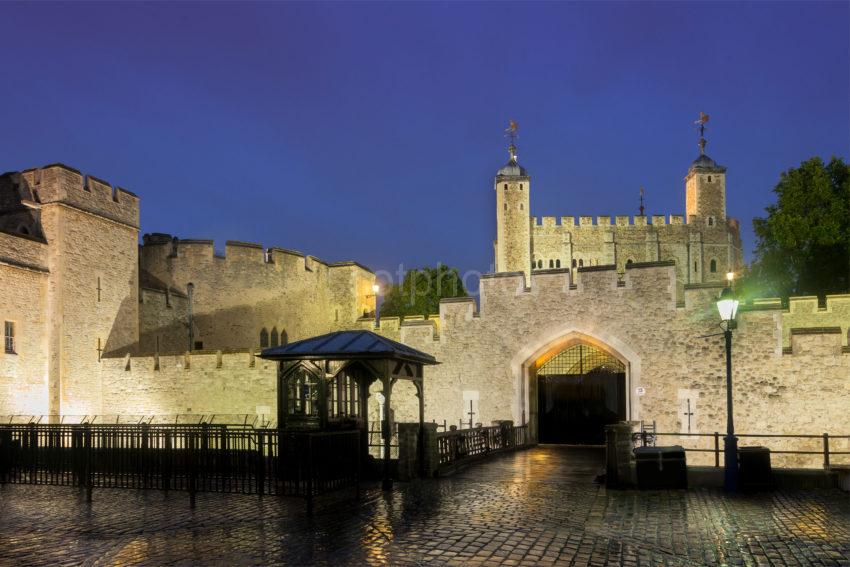 THE TOWER OF LONDON AT NIGHT