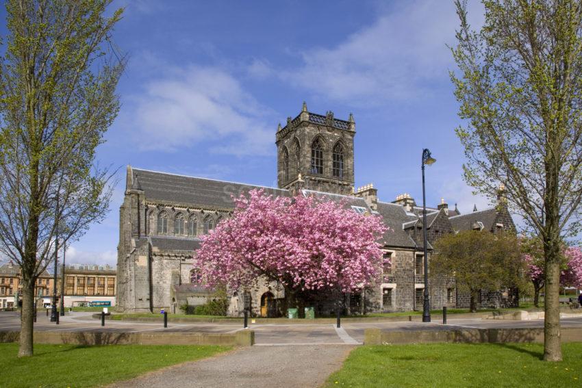 WY3Q4088 Paisley Abbey From Green