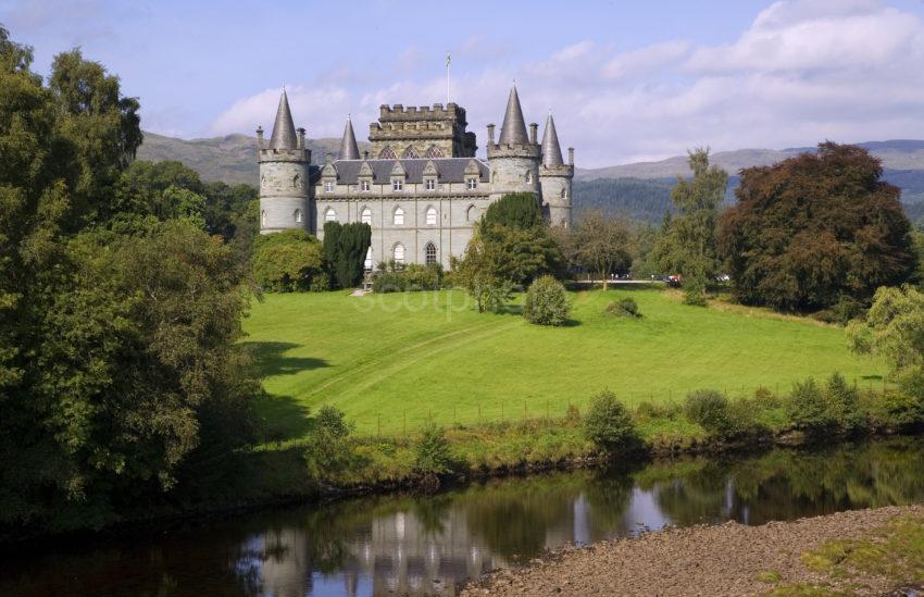 WY3Q0453 Inverary Castle From Old Bridge