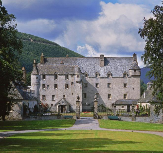 Traquair House A Fortified Mansion Nr Peebles 1695 Oldest Inhabited House In Scot