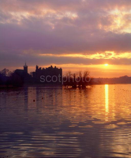 SUNSET OVER LINLITHGOW PALACE LINLITHGOW LOCH W LOTHIAN