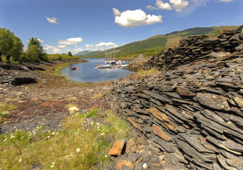 DSC 9764 BALLACHULISH PIER AMONGST THE SLATE