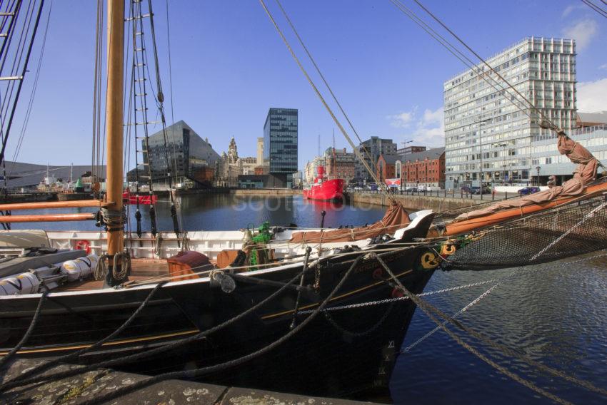 0I5D3238 LIVERPOOL SEAFRONT FROM DOCKS SEPT 2015