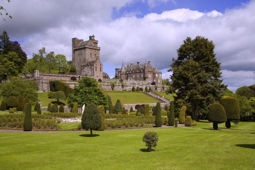 WY3Q0330 Castle From Gardens