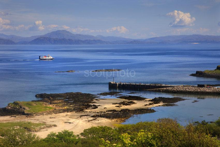 MV Loch Nevis Departs Eigg