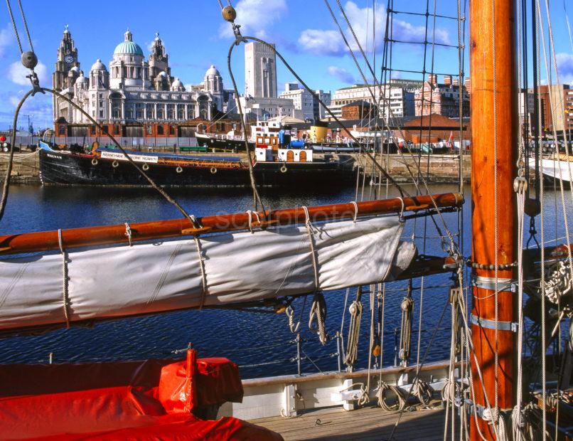 L139 Liverpool Pier Head From Albert Docks