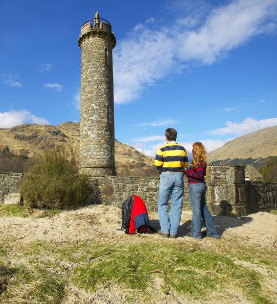 9410 Young Couple At Glenfinnan Monument Lochaber West Highlands