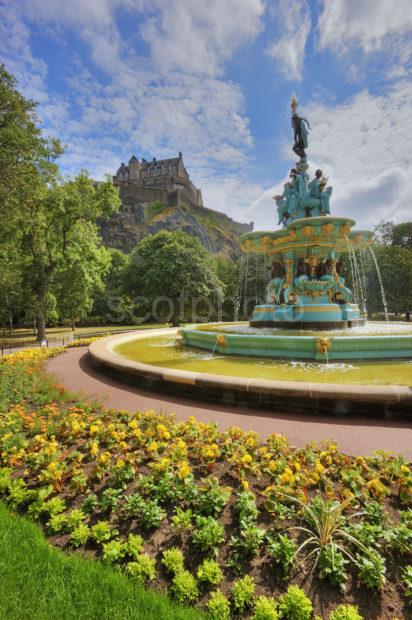 0I5D8766 Edinburgh Castle From Refurbished Fountain