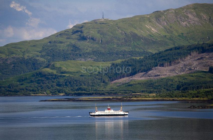 WY3Q4294 Fishnish Ferry Crosses To Mull