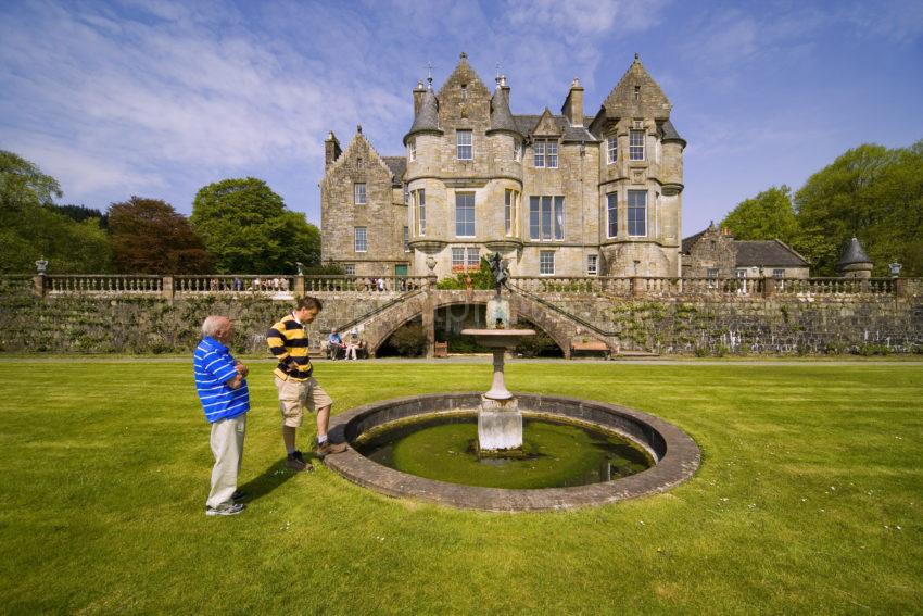 WY3Q9948 Tourists At Torosay Castle Mull