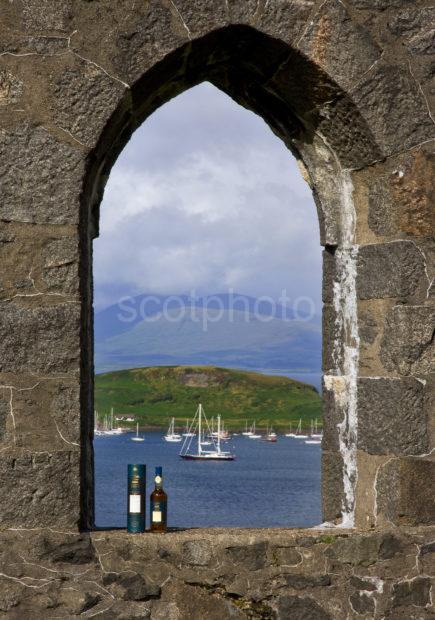 I5D1615 Double Matured Oban Whisky In Window Macaigs Tower