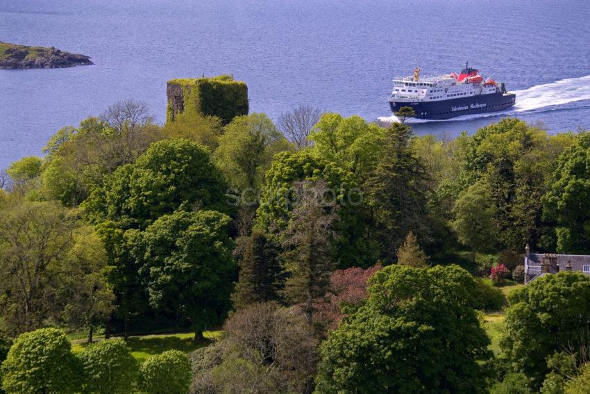 WY3Q0075 Clansman Approaches Dunollie Castle