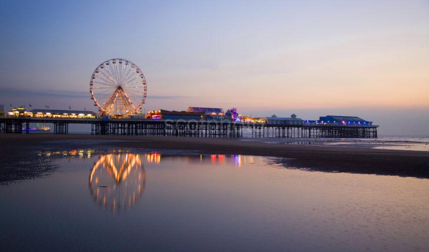 WY3Q0269 Central Pier And Big Wheel At Night