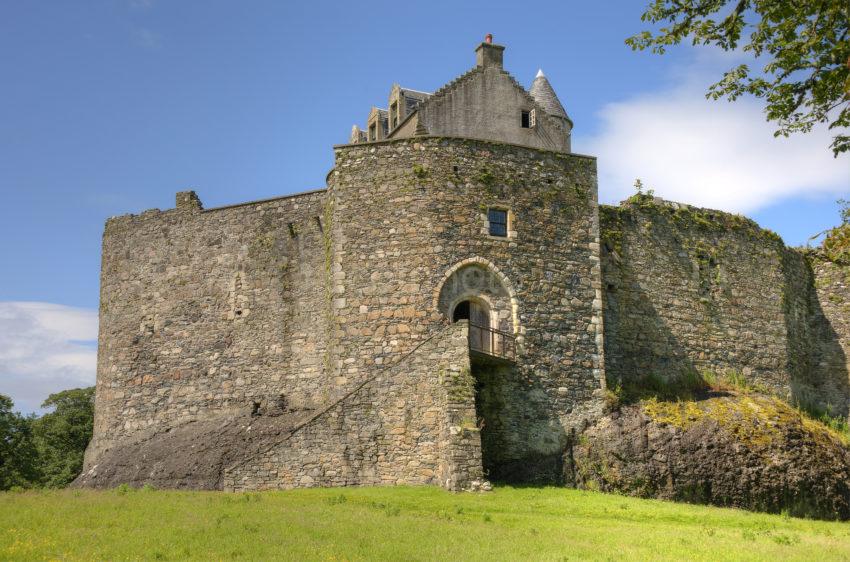 DSC 8573 GRAND ENTRANCE TO DUNSTAFFNAGE CASTLE