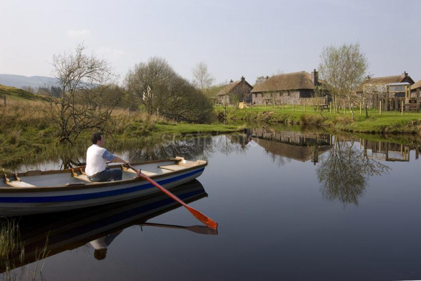 I5D1208 Rowing Boat And Thatched Cottages Argyll