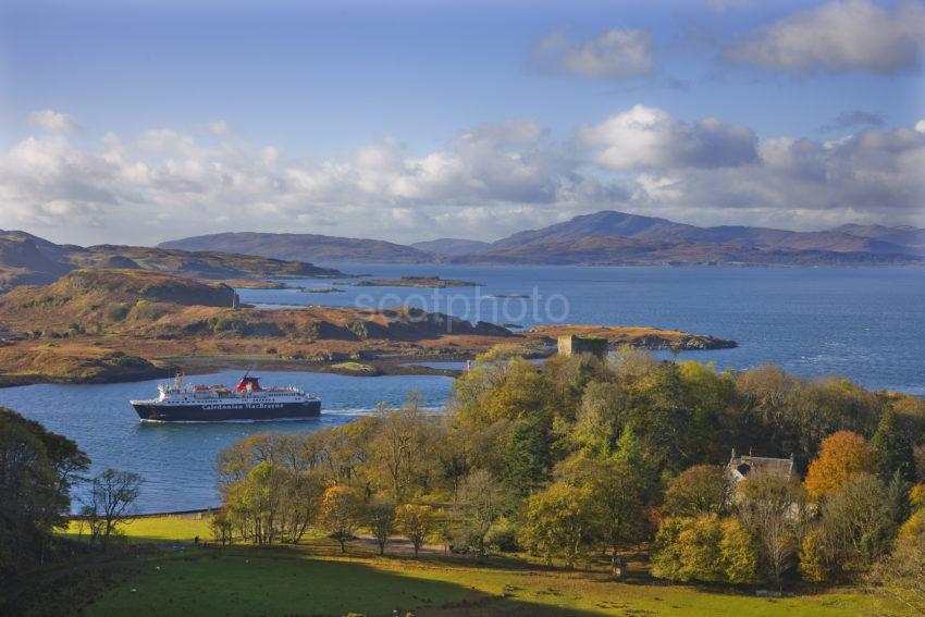 0I5D1831 Isle Of Mull Passing Dunollie Castle