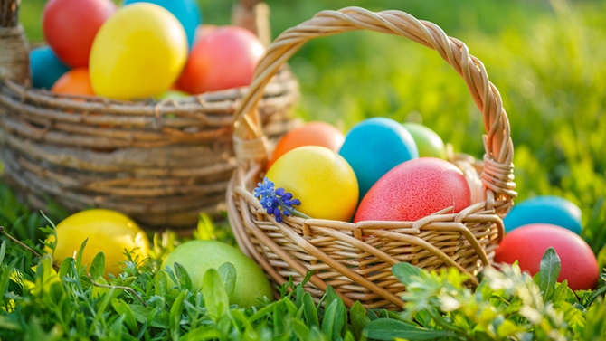 Pâques à la maison : chasse aux œufs dans le salon !