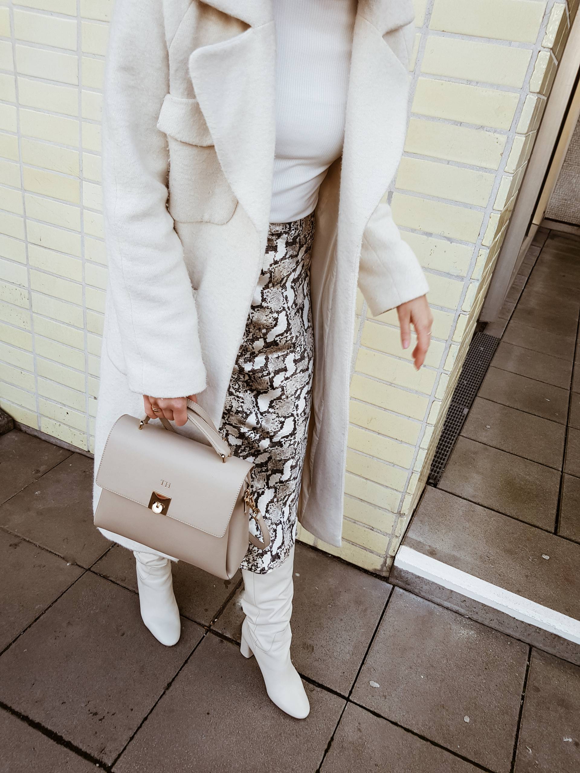 style-appetite-life-update-new-blog-job-routine-snakeprint-skirt-turtleneck