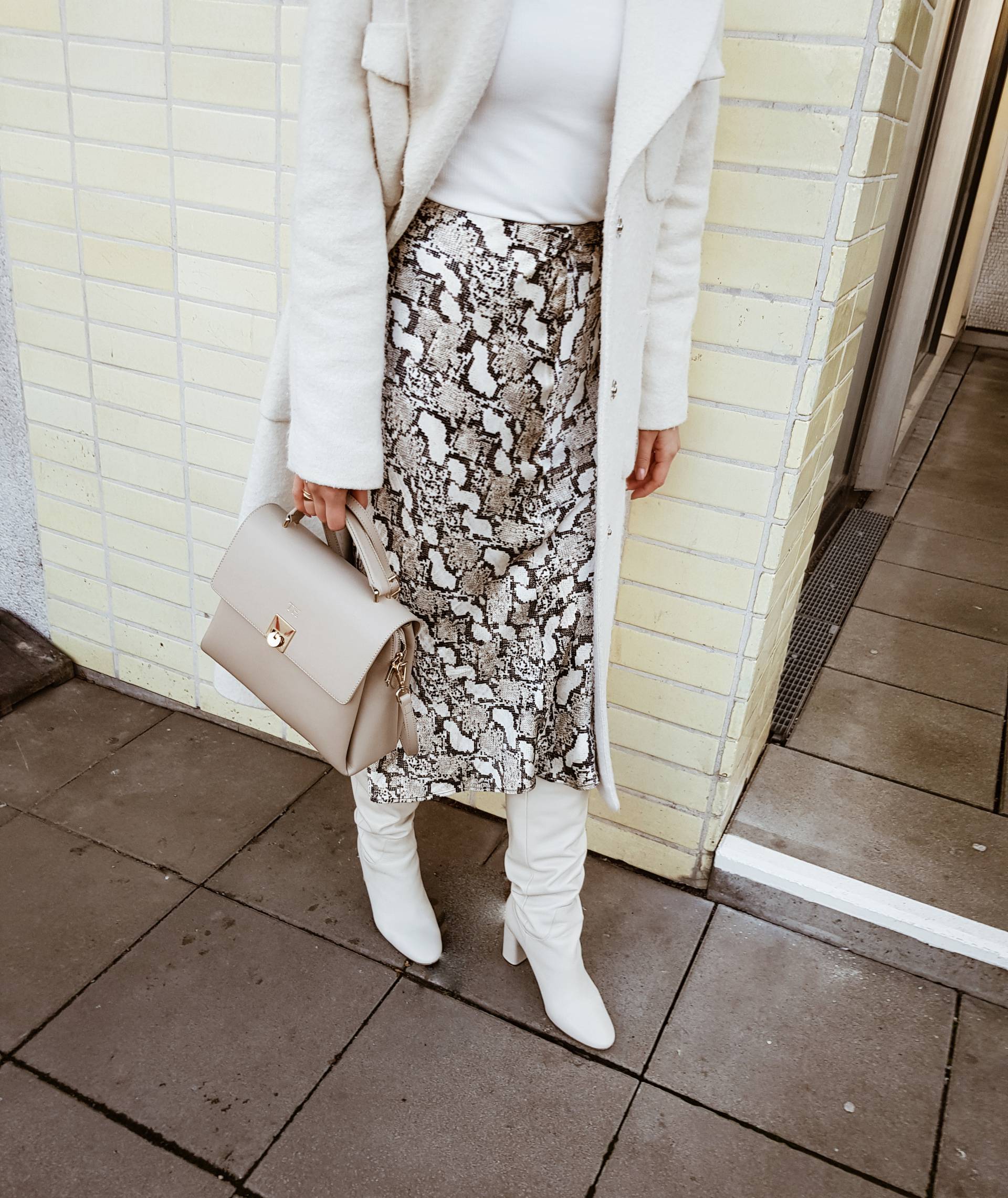 style-appetite-life-update-new-blog-job-routine-snakeprint-skirt-turtleneck