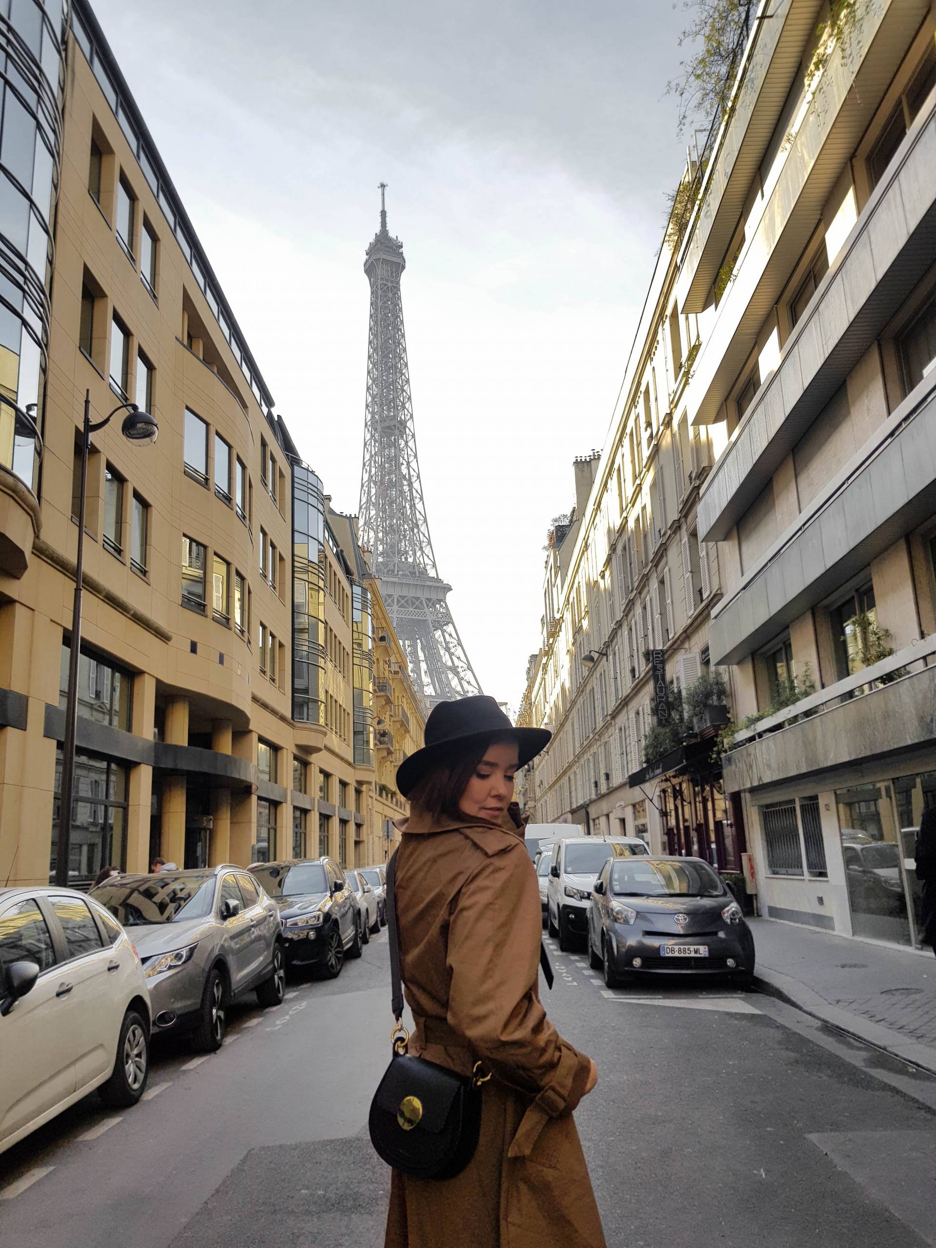 style-appetite-french-chic-mit-der-leparmentier-bag-yucca-in-paris-eiffeltower