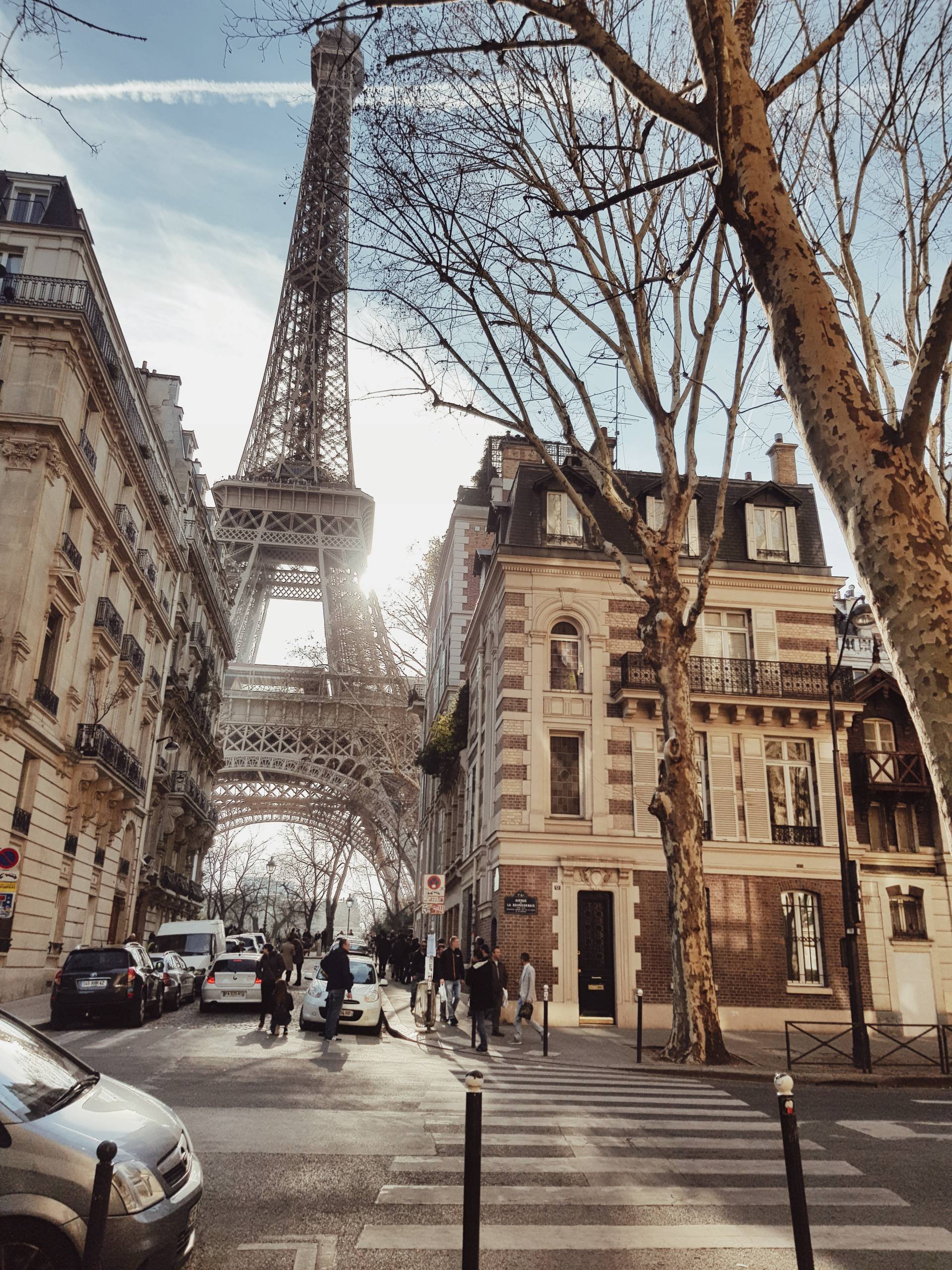 style-appetite-french-chic-mit-der-leparmentier-bag-yucca-in-paris-eiffeltower