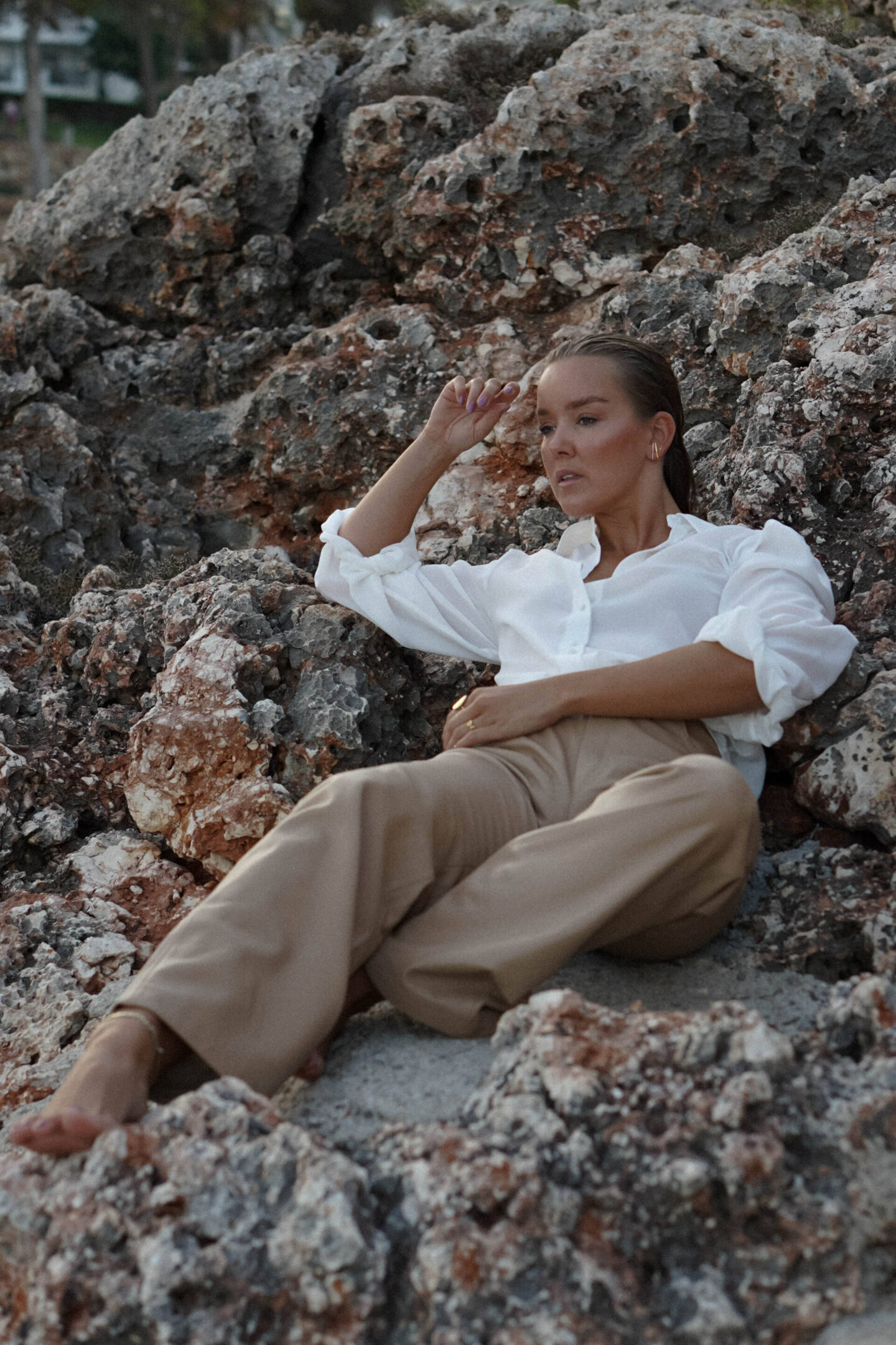 styleappetite-spatsommer-auf-mallorca--beige-leder-pants