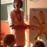 Автор матеріалу: Вітвіцька Галина Романівна Автор матеріалу: Заняття з розвитку мовлення у старшій групі “Мама сонечко в сімї, ми – промінчики її”