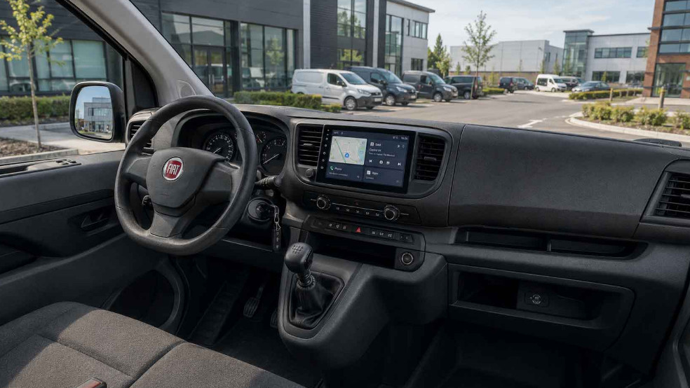Салон Fiat Scudo з великим 9-дюймовим сенсорним екраном, навігацією та видом на парковку біля офісно-комерційної території