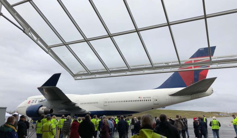 Final Delta 747 Queen of the Skies Stop at Paine Field – December 2017