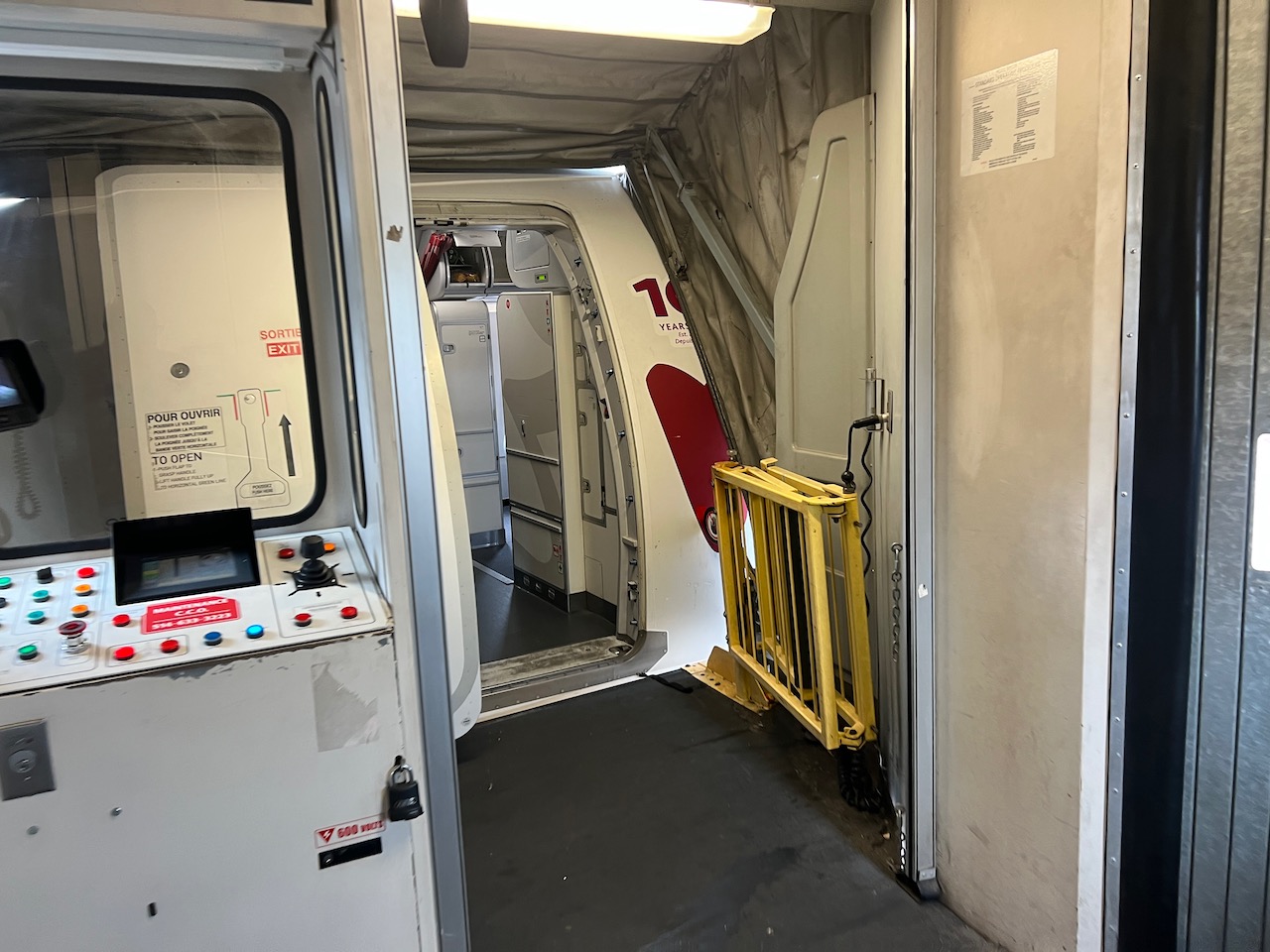 Air Canada Rouge Aircraft Interiors - Airbus A319 Cabin