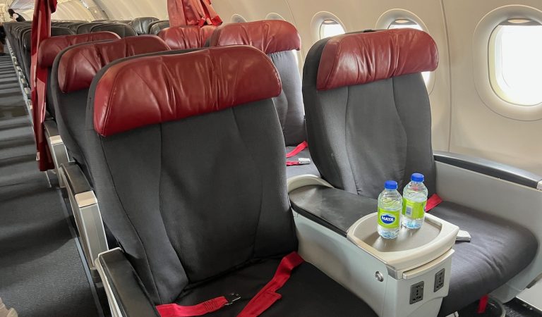 Air Canada Rouge Aircraft Interiors – Airbus A319 Cabin – YUL to FLL – July 2023