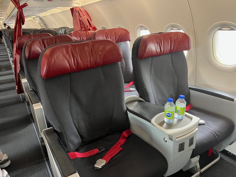 Air Canada Rouge Aircraft Interiors - Airbus A319 Cabin