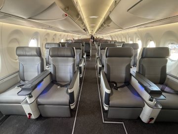 Korean Airlines Boeing 777-300ER Cabin SIN-ICT - October 2019