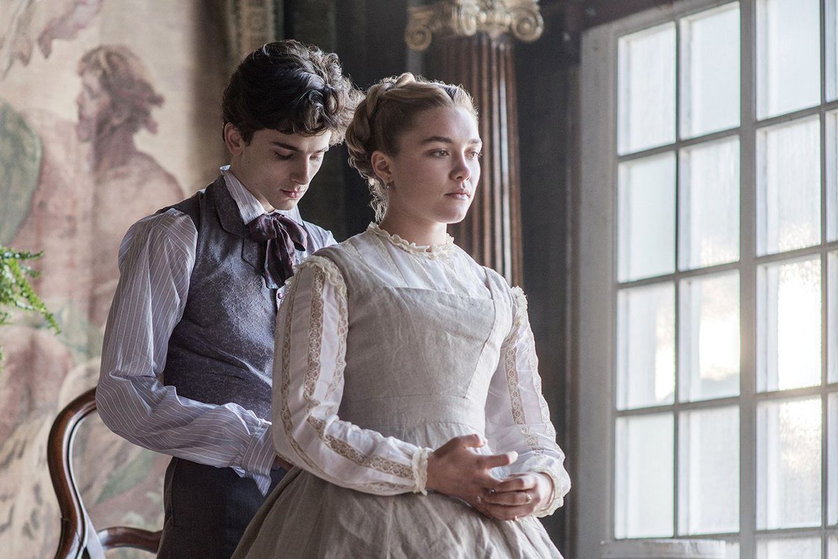 Little Women (2019): Laurie helps Amy remove her painting frock